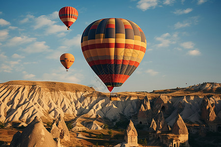 热气球飘过岩石山谷背景图片