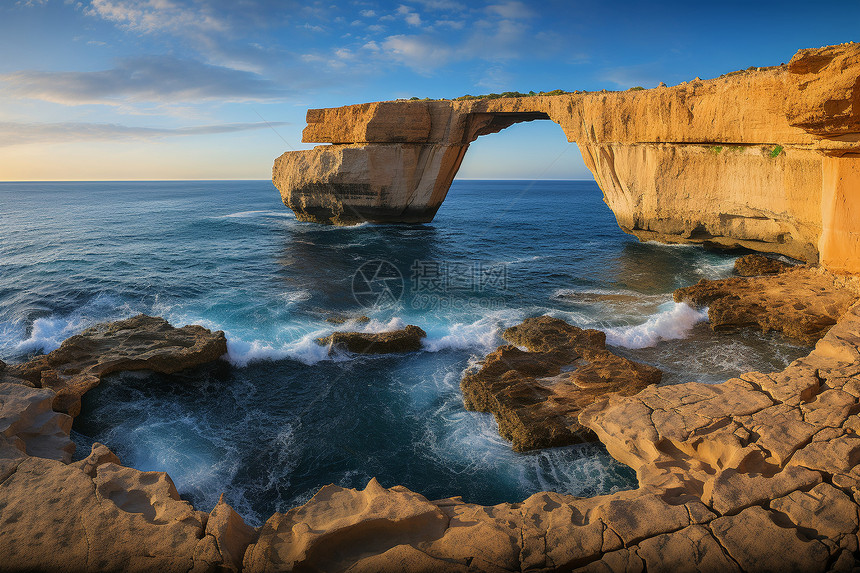 大海中巨大的岩石拱门图片