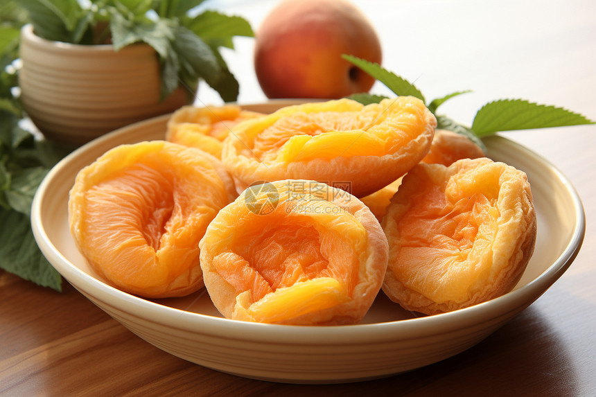 盘子里面健康美味的杏子图片
