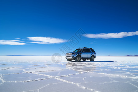白盐地上的汽车背景图片