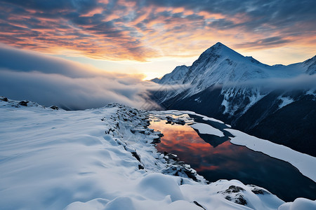 夕阳下的冰雪高原背景图片