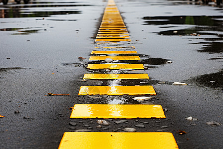 潮湿的街道黄线背景图片
