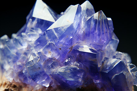 紫色水晶簇岩石蓝宝石高清图片