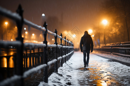 孤独行者寒夜漫步的男子背景