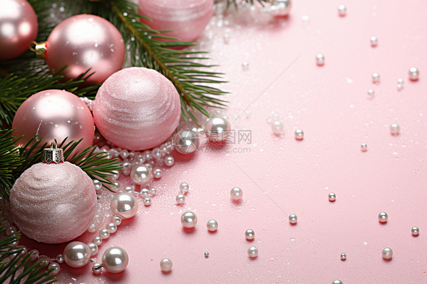 粉色背景上的珍珠和装饰球图片