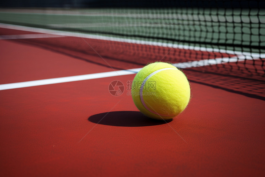 网球场上放着一个网球图片