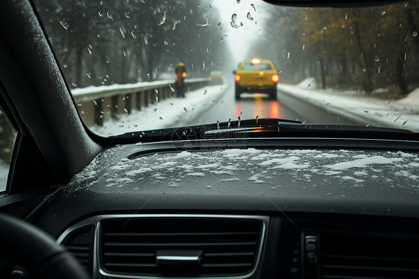 冰雪天道路上行驶的汽车图片