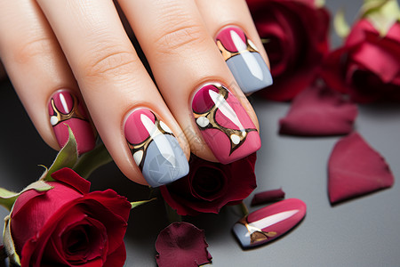 娇艳的指尖一个女子的指甲上有一朵玫瑰和戒指背景图片