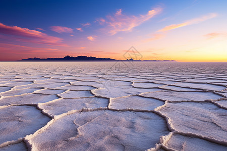 夕阳下的盐湖背景图片