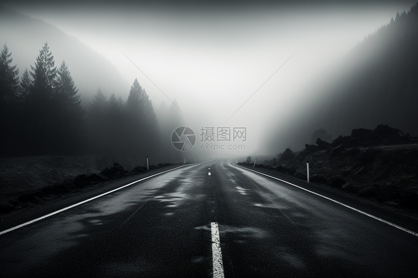 迷雾中的公路图片