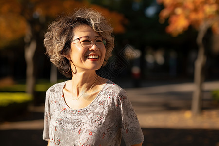 安度慈祥微笑的中年女性背景