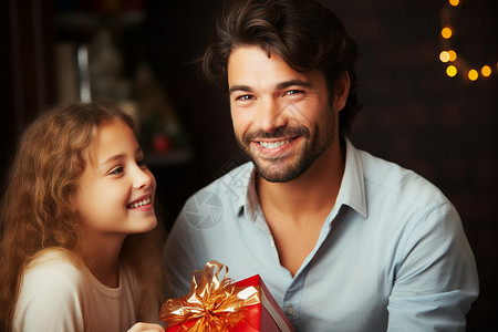 男人和小女孩微笑着手持礼盒高清图片