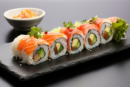 盘子里的海鲜寿司背景图片