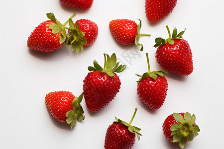 散落的成熟草莓背景图片