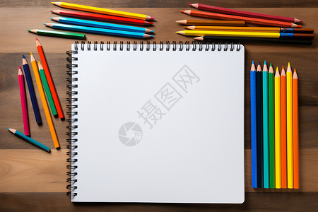 桌子上的彩笔和记事本背景图片
