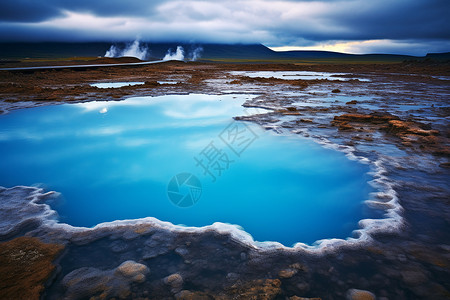 自然的蓝色温泉背景图片