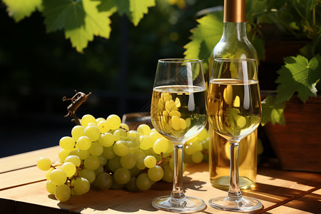 桌上的酒杯和葡萄背景图片