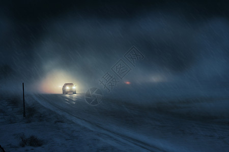 结冰道路上的汽车背景图片