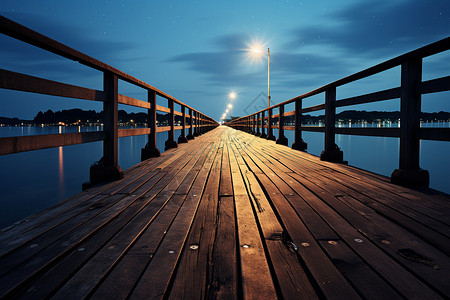 流光模糊夜幕下的海边独木栈道背景