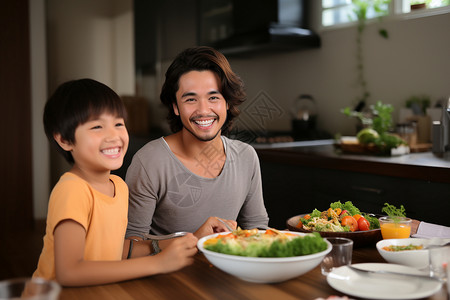 愉快的父子父子在餐桌前享受美食背景