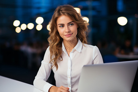 女性使用笔记本电脑工作背景图片
