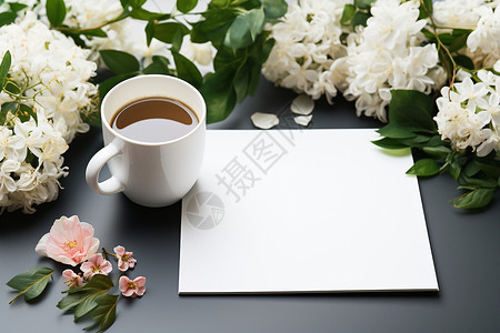 桌上的一杯咖啡和白纸背景图片