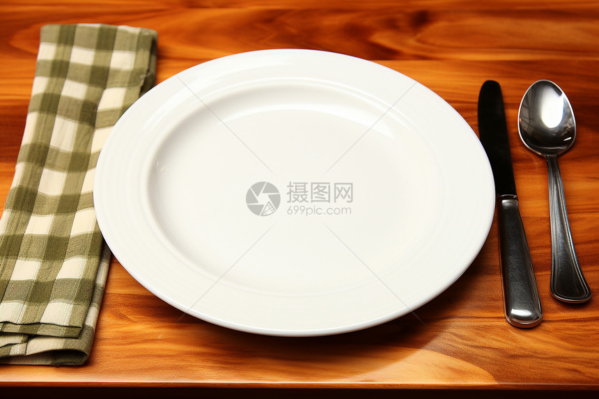 餐桌上的碟子与餐具图片