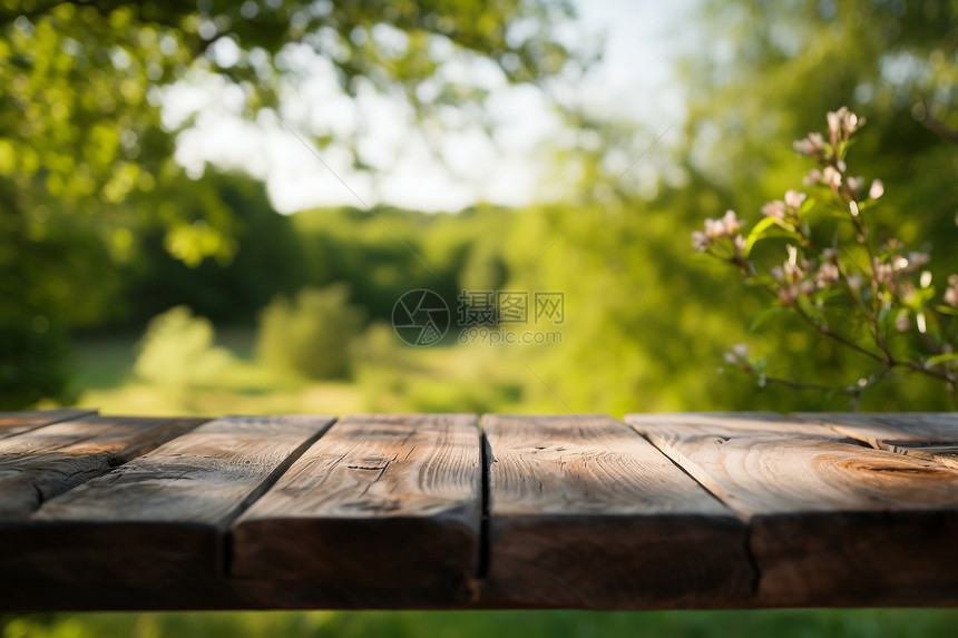树下的木质桌子图片