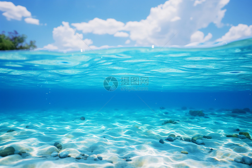 清澈的蓝色海洋图片