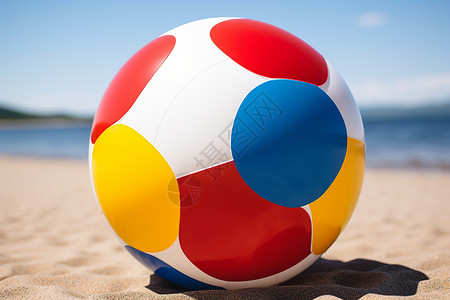 海滩上的彩色塑料球背景图片