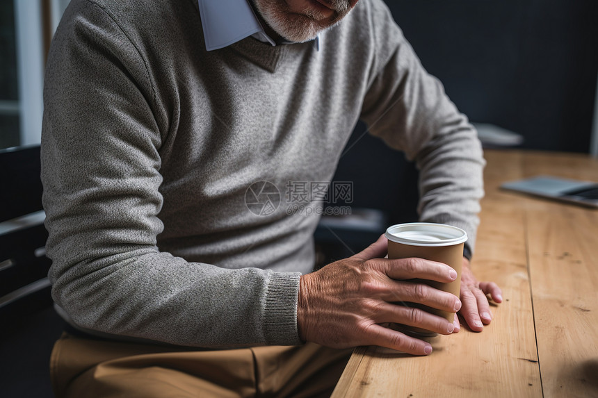 男子手握咖啡图片