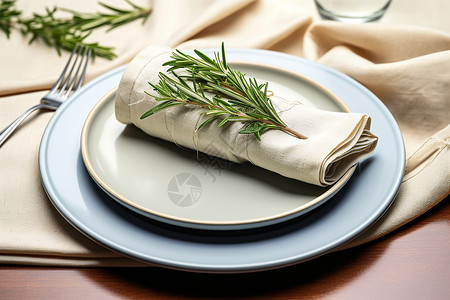 白色餐巾装饰的盘子背景图片