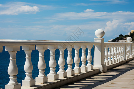 清雅的白色建筑和大海背景图片