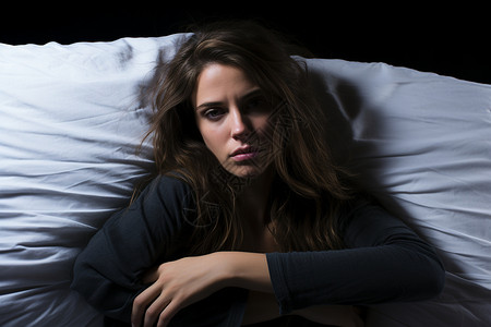 一个女人躺在床上背景图片