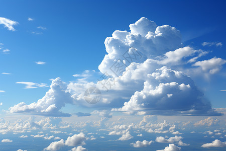 夏日天空下的大片云彩背景图片