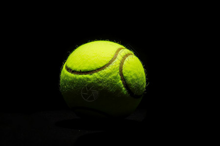 黑暗中展示的网球背景图片