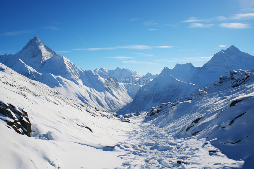 冰雪皑皑的山峰图片