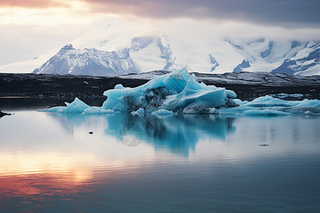 冰湖上车子冰湖上漂浮的冰山背景