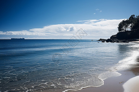 蓝天白云海滩背景图片