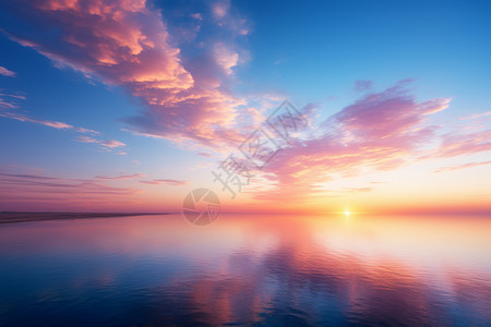 夕阳映照湖面背景