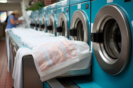 洗衣房内的一排洗衣机高清图片