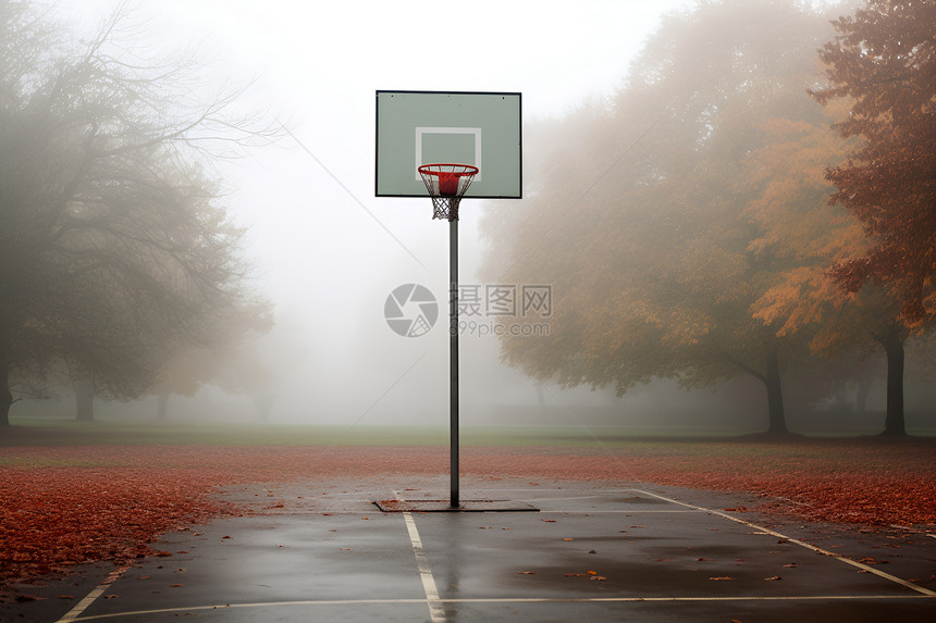 迷蒙中的篮球场图片