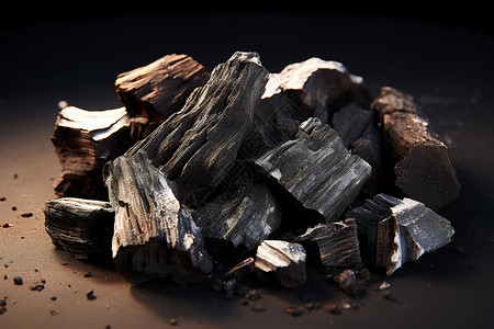 煤渣木屑堆在桌子上背景