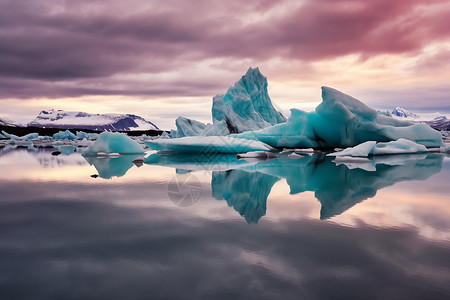 冰湖上的冰山背景图片