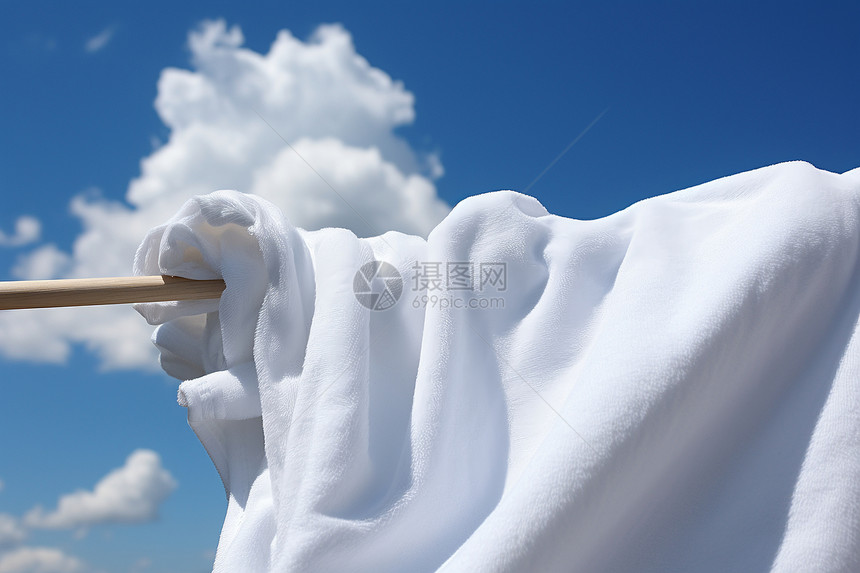白色云朵下的白衬衫图片