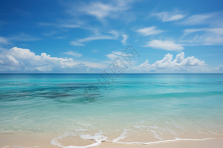 海浪拍打着沙滩背景图片