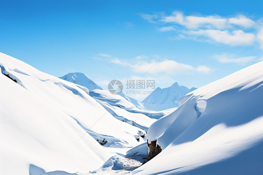 雪山上的滑坡图片