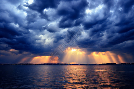 阳光透过云间投射在湖面上背景图片