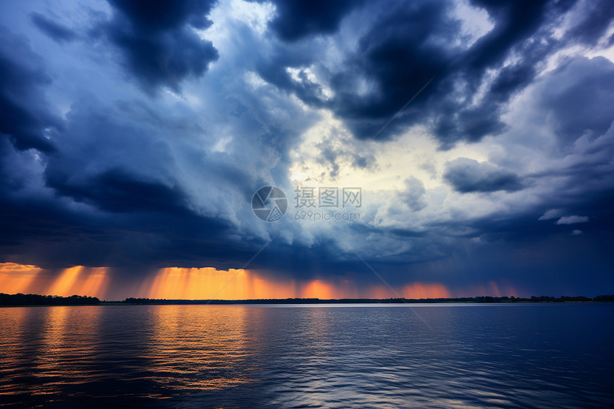 夕阳下的湖泊暗云翻滚图片
