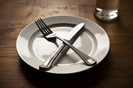 餐桌上的白瓷盘子与刀叉背景图片